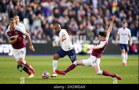 Lucas Moura di Tottenham Hotspur (a sinistra) e Declan Rice del West Ham United combattono per la palla durante la partita della Premier League al London Stadium di Londra. Data foto: Domenica 24 ottobre 2021. Foto Stock