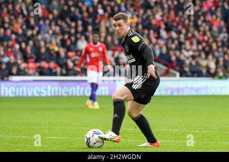 Barnsley, Regno Unito. 24 ottobre 2021. John Fleck #4 di Sheffield United ha una possibilità di sparare a Barnsley, Regno Unito il 10/24/2021. (Foto di Simon Whitehead/News Images/Sipa USA) Credit: Sipa USA/Alamy Live News Foto Stock