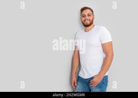 Primo piano di giovane uomo rosso che posa, isolato su sfondo bianco. Foto di alta qualità Foto Stock