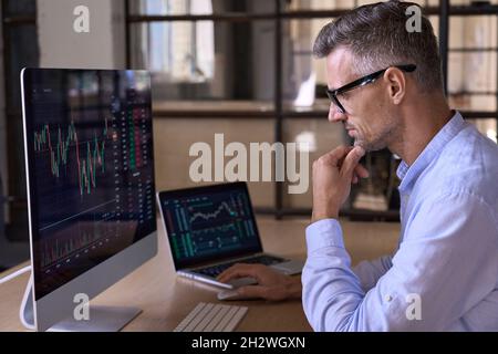 Crypto trader investitore utilizzando computer Cryptocurrency borsa trading chart. Foto Stock