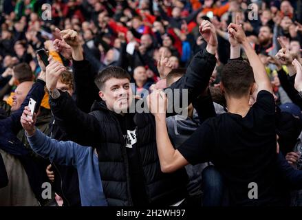 Barnsley, Regno Unito. 24 ottobre 2021. I tifosi di Sheffield United festeggiano durante la partita del campionato Sky Bet a Oakwell, Barnsley. Il credito d'immagine dovrebbe leggere: Andrew Yates/Sportimage Credit: Sportimage/Alamy Live News Foto Stock