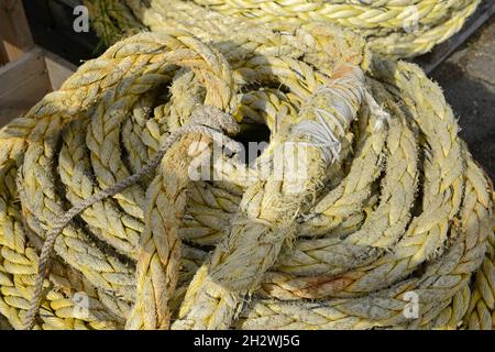 Fasci di corda sul lato del porto sul fiume Clyde a Glasgow, Scozia Foto Stock