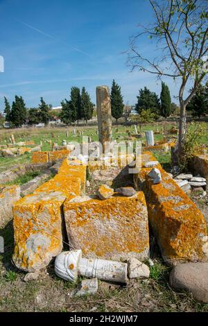 Ottobre 23,2021 Edirne. Il vecchio cimitero turco nel distretto di Enez della provincia di Edirne. Foto Stock