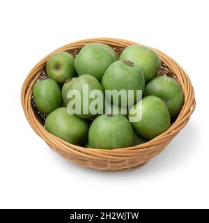 Cestino con bacche di kiwi fresche e intere, isolato su sfondo bianco Foto Stock