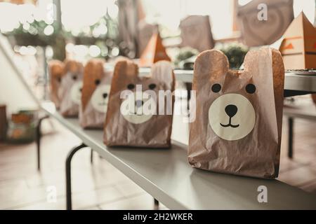 Decorazione di Natale di compleanno - Borse di Orso di Teddy sulla tabella di compleanno dei bambini Foto Stock