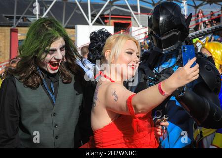 Excel, Londra, Regno Unito. 24 ottobre 2021. I fan prendono selfie in costume. I cosplayer e gli appassionati di anime, fantascienza, giochi e cultura pop scenderanno ancora una volta nel centro espositivo Excel di Londra per MCM Comic con London il suo ultimo giorno. Credit: Imagplotter/Alamy Live News Foto Stock