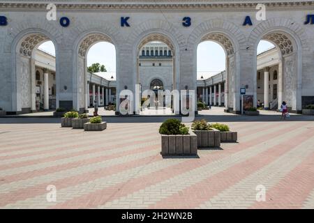 Ingresso principale alla stazione ferroviaria di Simferopol City, Crimea Foto Stock