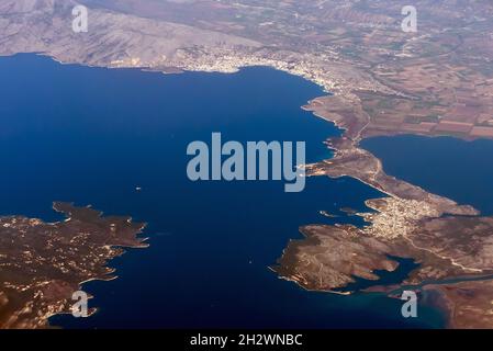 La costa ionica della terraferma albanese, con le città di Ksamil e Sarande, e la punta di Corfù a sinistra Foto Stock