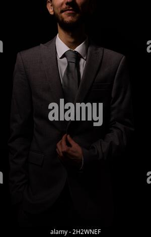 Un uomo d'affari sconosciuto che indossa un abito grigio elegante Foto Stock