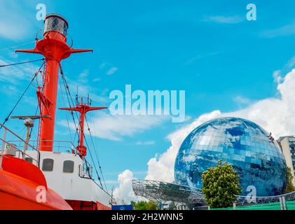 Kaliningrad, Russia. 1 giugno - 2021. L'edificio moderno del Museo dell'Oceano Mondiale in forma di globo e nave in primo piano Foto Stock