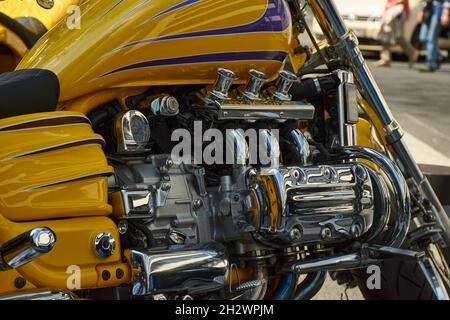 Dettaglio di una moto, una Honda Valkyrie ricostruita (Doc Willow Bike) in giallo brillante e molte parti cromate. Foto Stock