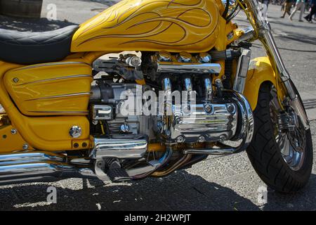 Dettaglio di una moto, una Honda Valkyrie ricostruita (Doc Willow Bike) in giallo brillante e molte parti cromate. Foto Stock