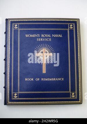 Una fotografia della copertina del libro di ricordo della Royal Naval Service delle Donne tenuto a St Mary le Strand, Londra, la chiesa ufficiale della Royal Naval Service delle Donne, la Royal Naval Reserve delle Donne e l’Associazione delle Orne. Il libro è in pelle blu e decorato con utensili dorati. Preso durante gli anni '90. Foto Stock