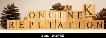 La reputazione online è stata creata da cubi di legno. Pinne concetto di business coni. Foto Stock
