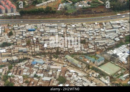 Vista aerea di una sezione della baraccopoli di Kibera che mostra case di baracca improvvisate, Nairobi, Kenya Foto Stock