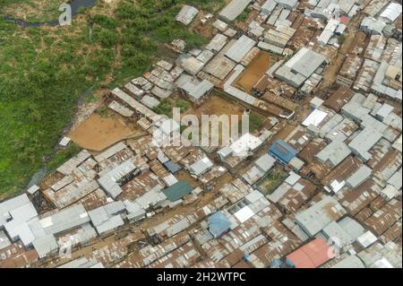 Vista aerea di una sezione della baraccopoli di Kibera che mostra case di baracca improvvisate, Nairobi, Kenya Foto Stock