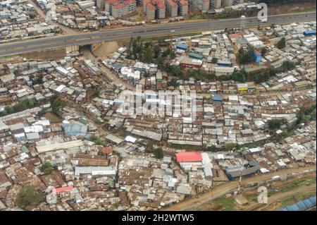 Vista aerea di una sezione della baraccopoli di Kibera che mostra case di baracca improvvisate, Nairobi, Kenya Foto Stock