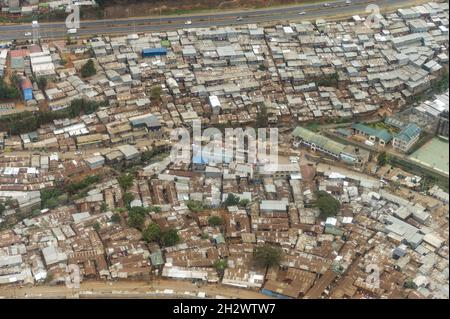 Vista aerea di una sezione della baraccopoli di Kibera che mostra case di baracca improvvisate, Nairobi, Kenya Foto Stock