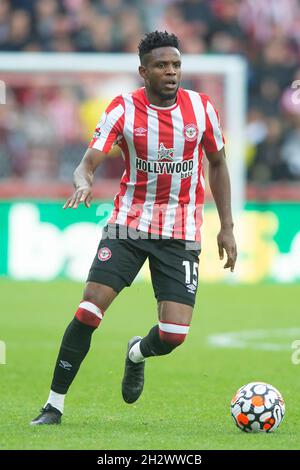 Londra, Regno Unito. 24 ottobre 2021. Frank Onyeka di Brentford durante la partita della Premier League tra Brentford e Leicester City al Brentford Community Stadium, Londra, Inghilterra, il 24 ottobre 2021. Foto di Salvio Calabrese. Solo per uso editoriale, licenza richiesta per uso commerciale. Nessun utilizzo nelle scommesse, nei giochi o nelle pubblicazioni di un singolo club/campionato/giocatore. Credit: UK Sports Pics Ltd/Alamy Live News Foto Stock