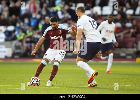 Londra, Regno Unito. 24 ottobre 2021. Ha detto Benrahma di West Ham United (L) in azione. Premier League Match, West Ham Utd v Tottenham Hotspur al London Stadium, Queen Elizabeth Olympic Park di Londra domenica 24 ottobre 2021. Questa immagine può essere utilizzata solo a scopo editoriale. Solo per uso editoriale, licenza richiesta per uso commerciale. Nessun uso in scommesse, giochi o un singolo club/campionato/player pubblicazioni. pic di Steffan Bowen/Andrew Orchard sport fotografia/Alamy Live news credito: Andrew Orchard sport fotografia/Alamy Live News Foto Stock