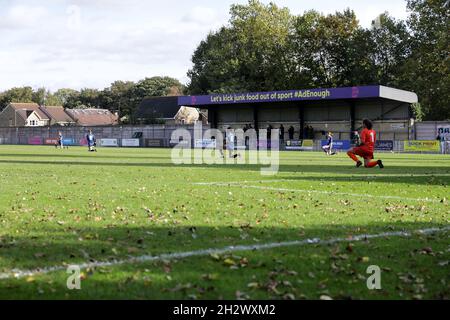 Londra, Regno Unito. 24 ottobre 2021. Londra, Inghilterra, 24 ottobre 20 Dulwich Hamlet prende il ginocchio davanti alla partita Premier delle donne regionali di Londra e Sud-Est tra Dulwich Hamlet e Whyteleafe a Champion Hill a Londra, Inghilterra. Liam Asman/SPP Credit: SPP Sport Press Photo. /Alamy Live News Foto Stock