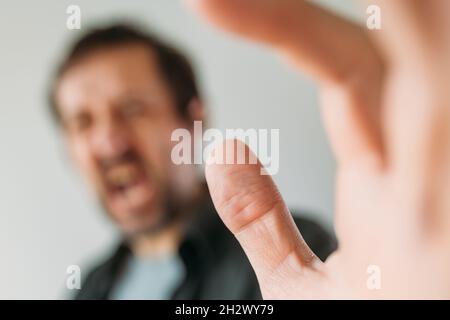 Rabbia e frustrazione, immagine concettuale del maschio adulto che urla, fuoco selettivo Foto Stock