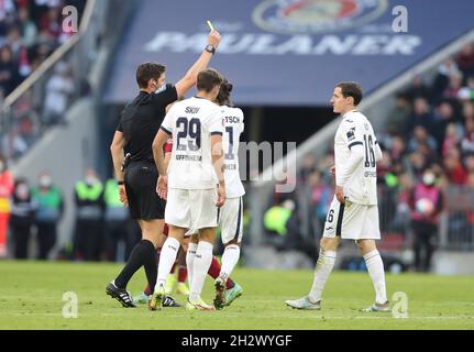 Primo: Calcio: Calcio: 23.10.2021 1° Bundesliga, stagione 2021/2022 9° matchday FC Bayern Mv* nchen - TSG 1899 Hoffenheim 4: 0, Sebastian Rudy, TSG 1899 Hoffenheim, TSG, Hoffenheim, figura intera, ottiene il cartellino giallo, Foto Stock