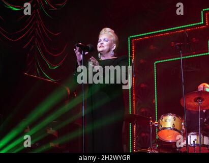 18 ottobre 2021, Berlino: Cantante Angelika Milster al 'Bonsoir Catrin', serata di gala per l'intrattenitore Caterina Valente. Registrato al Wintergarten di Berlino Tiergarten. Foto: XAMAX/dpa Foto Stock
