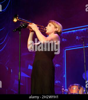 18 ottobre 2021, Berlino: Attrice Antje Rietz al 'Bonsoir Catrin', serata di gala per l'intrattenitore Caterina Valente. Registrato al Wintergarten di Berlino Tiergarten. Foto: XAMAX/dpa Foto Stock