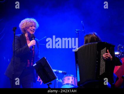 18 ottobre 2021, Berlino: Cantante Barbara Thalheim al 'Bonsoir Catrin', serata di gala per l'intrattenitore Caterina Valente. Registrato al Wintergarten di Berlino Tiergarten. Foto: XAMAX/dpa Foto Stock