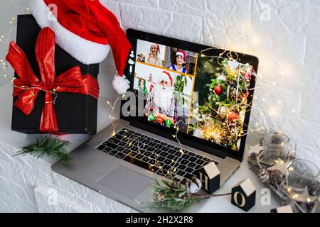 Giorno di Natale Virtual meeting team telelavoro. Videochiamata di famiglia in conferenza remota. Visualizzazione dello schermo della webcam del computer portatile. Diversi ritratti si incontrano Foto Stock