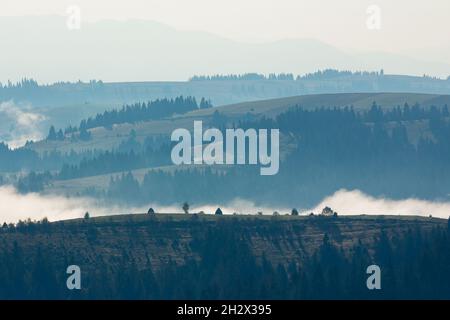 paesaggio di montagna in una mattinata di nebbia. bellissimo paesaggio naturale autunnale Foto Stock