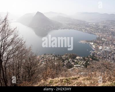 Si affaccia sulla città di Lugano, sul Lago di Lugano e sul monte San Salvatore Foto Stock