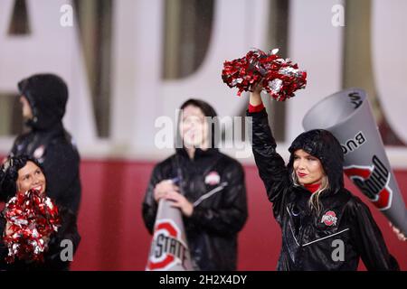 BLOOMINGTON, STATI UNITI - 2021/10/23: Ohio state cheer leaders cheer contro l'Indiana University durante una partita di football NCAA il 16 ottobre 2021 al Memorial Stadium di Bloomington, Ind. Ohio state batte l'Indiana University 54-7. Foto Stock