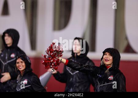 BLOOMINGTON, STATI UNITI - 2021/10/23: Ohio state cheer leaders cheer contro l'Indiana University durante una partita di football NCAA il 16 ottobre 2021 al Memorial Stadium di Bloomington, Ind. Ohio state batte l'Indiana University 54-7. Foto Stock