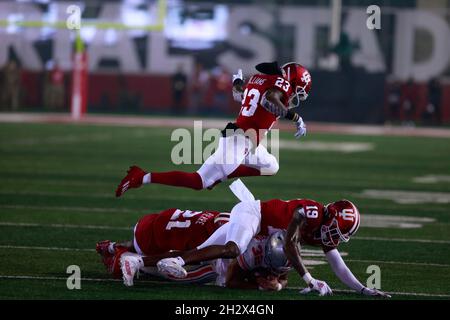 BLOOMINGTON, STATI UNITI - 2021/10/23: Ohio state Buckeyes running back TreVeyon Henderson (32) è affrontato da Indiana Hoosiers difensive back Jaylin Williams (23), Indiana Hoosiers difensive back Noah Pierre (21), E Indiana Hoosiers difensivo indietro Josh Sanguinetti (19) durante una partita di football NCAA il 16 ottobre 2021 al Memorial Stadium di Bloomington, Ind. Ohio state battere Indiana University 54-7. Foto Stock