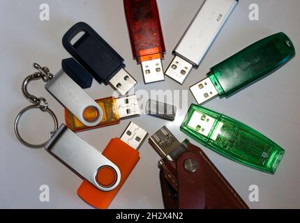 Diversi USB Stick in diversi colori e design, isolati Foto Stock