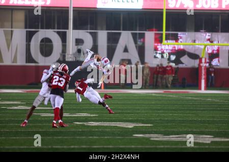 BLOOMINGTON, STATI UNITI - 2021/10/23: Ohio state Buckeyes Tight End Jeremy Ruckert (88) si ribalta su Indiana Hoosiers Wide Receiver Camron Buckley (1) durante una partita di calcio NCAA il 16 ottobre 2021 al Memorial Stadium di Bloomington, Ind. Ohio state Beat Indiana University 54-7. Foto Stock