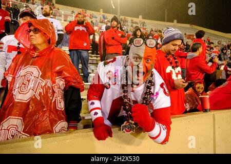 BLOOMINGTON, STATI UNITI - 2021/10/23: Un fan dell'Ohio state Buckeyes si pone per la telecamera mentre l'Indiana University gioca contro l'Ohio state durante una partita di football dell'NCAA il 16 ottobre 2021 al Memorial Stadium di Bloomington, Ind. L'Ohio state batte l'Indiana University 54-7. Foto Stock