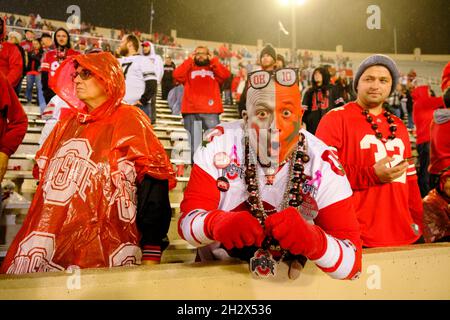 BLOOMINGTON, STATI UNITI - 2021/10/23: Un fan dell'Ohio state Buckeyes si pone per la telecamera mentre l'Indiana University gioca contro l'Ohio state durante una partita di football dell'NCAA il 16 ottobre 2021 al Memorial Stadium di Bloomington, Ind. L'Ohio state batte l'Indiana University 54-7. Foto Stock