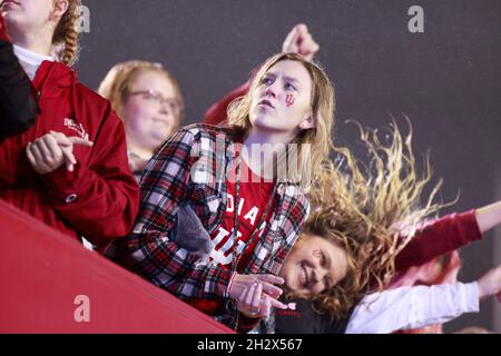 BLOOMINGTON, STATI UNITI - 2021/10/23: I fan di Hoosier si acclamano mentre l'Indiana University gioca contro lo stato dell'Ohio durante una partita di football dell'NCAA il 16 ottobre 2021 al Memorial Stadium di Bloomington, Ind. Lo stato dell'Ohio ha battuto l'Indiana University 54-7. Foto Stock