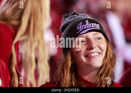 BLOOMINGTON, STATI UNITI - 2021/10/23: I fan di Hoosier si acclamano mentre l'Indiana University gioca contro lo stato dell'Ohio durante una partita di football dell'NCAA il 16 ottobre 2021 al Memorial Stadium di Bloomington, Ind. Lo stato dell'Ohio ha battuto l'Indiana University 54-7. Foto Stock