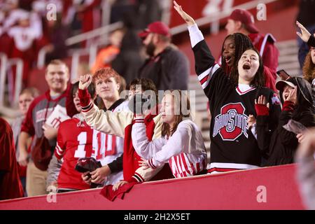 BLOOMINGTON, STATI UNITI - 2021/10/23: Un fan dell'Ohio state, a destra, fa il tifo tra gli Hoosiers mentre l'Indiana University gioca contro l'Ohio state durante una partita di football dell'NCAA il 16 ottobre 2021 al Memorial Stadium di Bloomington, Ind. Ohio state batte l'Indiana University 54-7. Foto Stock