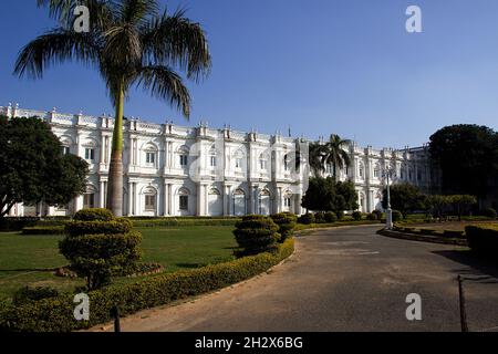 Una bella vista obliqua della facciata del Museo Jai Vilas a Gwalior a Madhya Pradesh, India Foto Stock