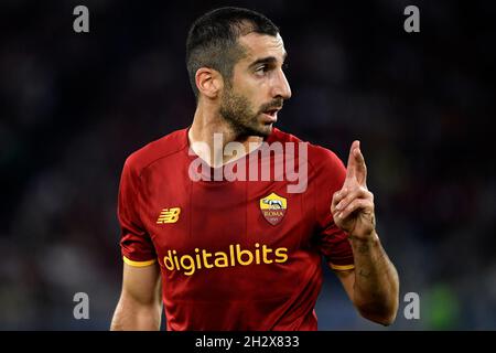 Roma, Italia. 24 ottobre 2021. Henrikh Mkhitaryan di AS Roma reagisce durante la Serie Una partita di calcio tra AS Roma e SSC Napoli allo stadio Olimpico di Roma, 24 ottobre 2021. Foto Antonietta Baldassarre/Insidefoto Credit: Ininsidefoto srl/Alamy Live News Foto Stock