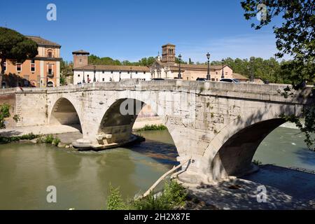 Italia, Roma, fiume Tevere, Isola Tiberina, Pons Cestius, ponte Cestio, antico ponte romano Foto Stock