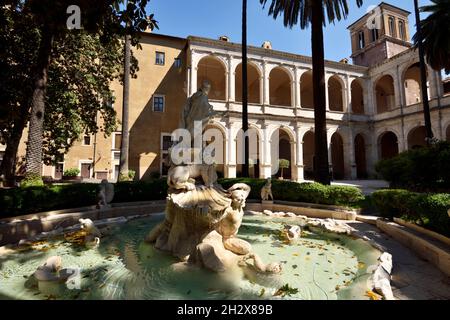 Italia, Roma, Palazzo Venezia, cortile, giardini e loggia Foto Stock