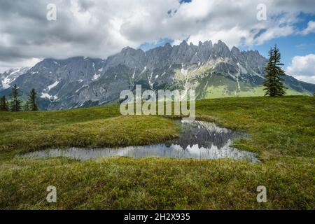 Stagno di montagna con Wilder Kaiser gamma che riflette in acqua, Tirol - Austria Foto Stock