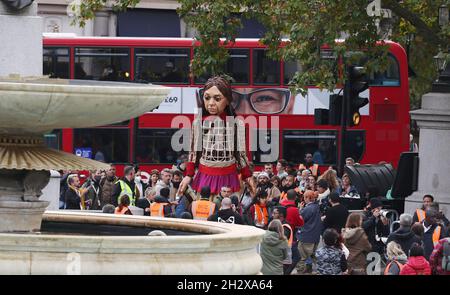 Londra, Inghilterra, Regno Unito. 24 ottobre 2021. 'Little Amal ha festeggiato il suo decimo compleanno a Trafalgar Square. Il burattino alto 3.5 metri che rappresenta una ragazza siriana migrante ha quasi completato il suo viaggio di 8.000 km attraverso l'Europa, a partire da Gaziantep, Turchia, culminato a Manchester, Inghilterra, all'inizio di novembre. (Credit Image: © Tayfun Salci/ZUMA Press Wire) Foto Stock