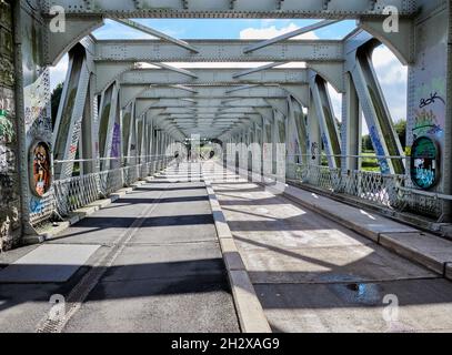 Ashton Avenue Swing Bridge sul fiume Avon a Bristol Regno Unito ora porta pedoni biciclette e M2 Metrobus Foto Stock